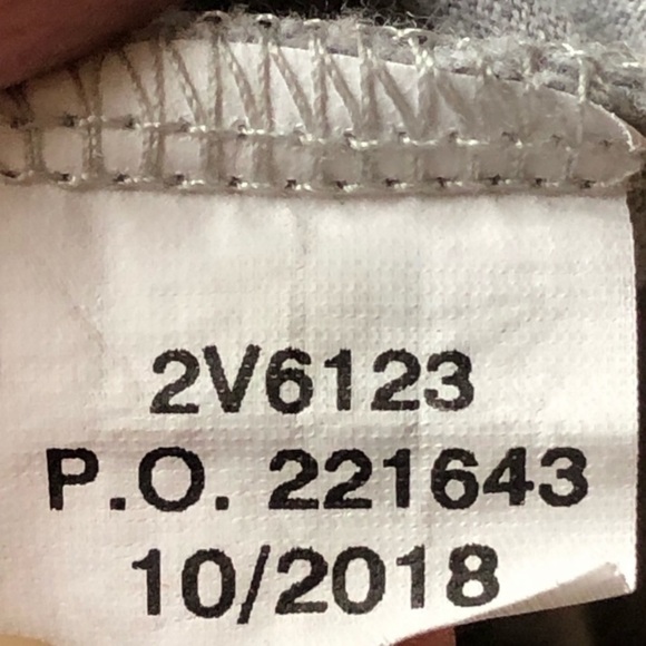 Vineyard Vines Women’s  Winter Whale Long Sleeve Lightweight Shirt Size XS - Picture 5 of 14